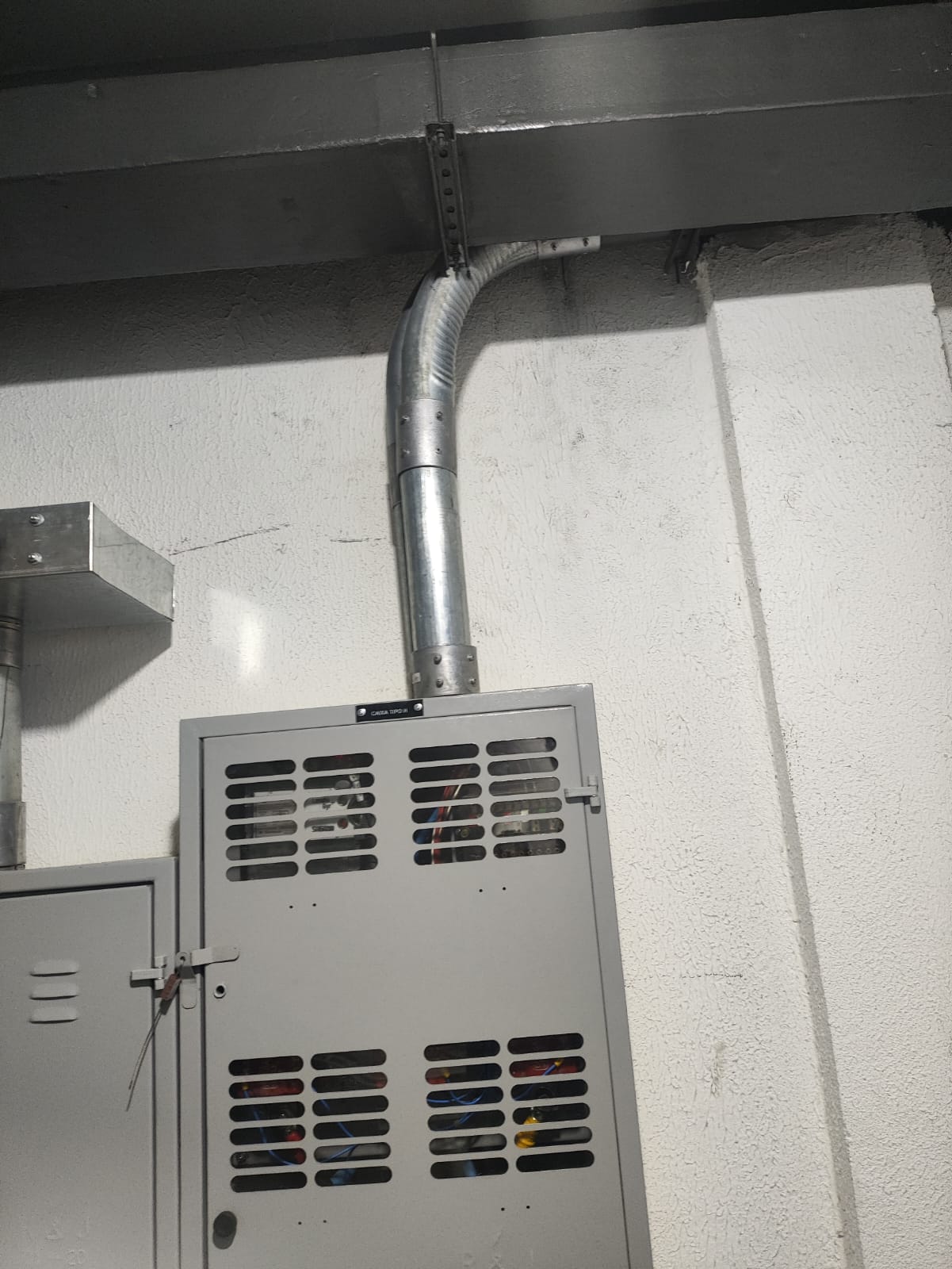 Foto do serviço: Instalação de caixa sobrepor com tubulação aparente