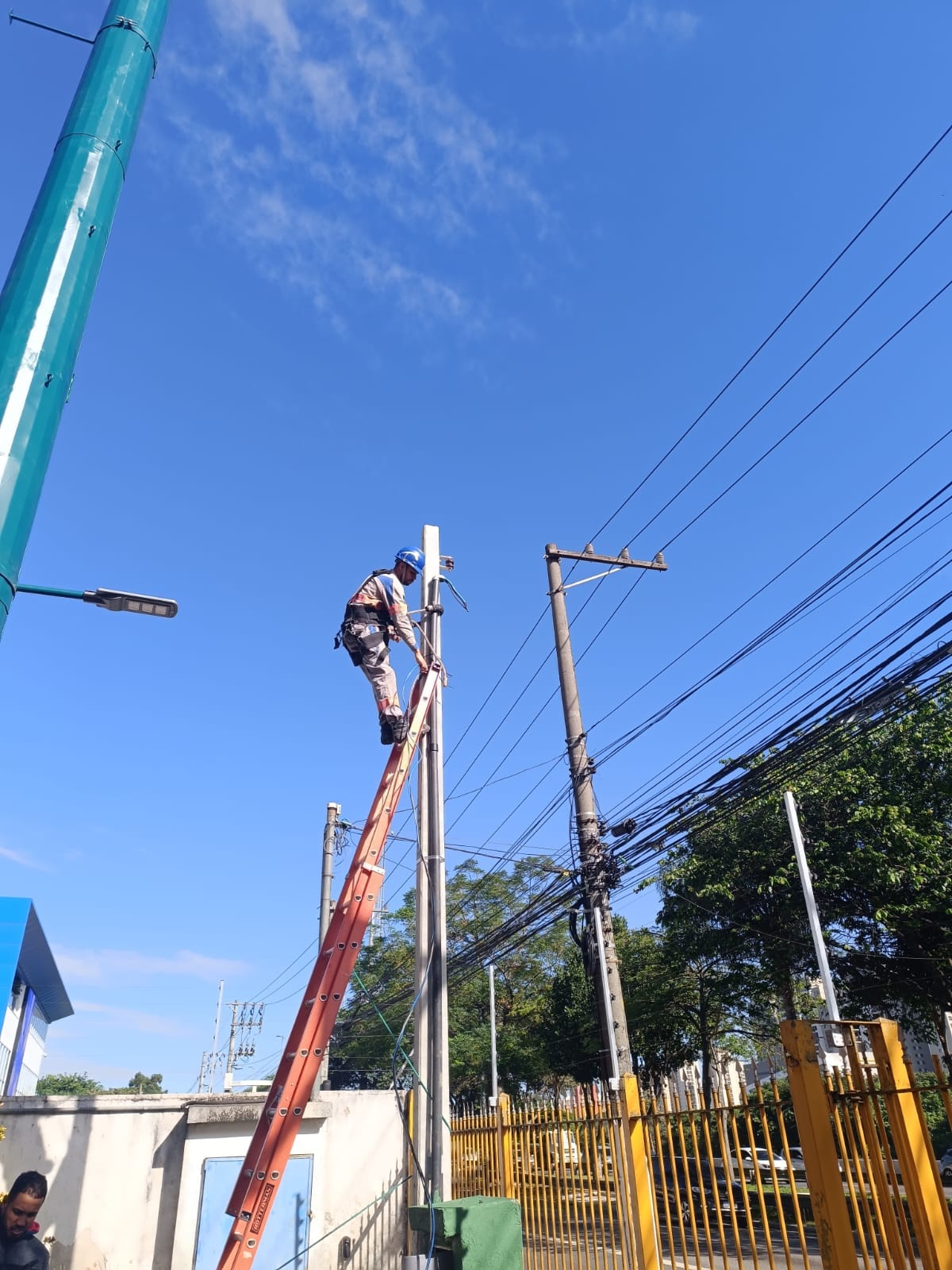 Foto do serviço: Instalação de poste de entrada de energia